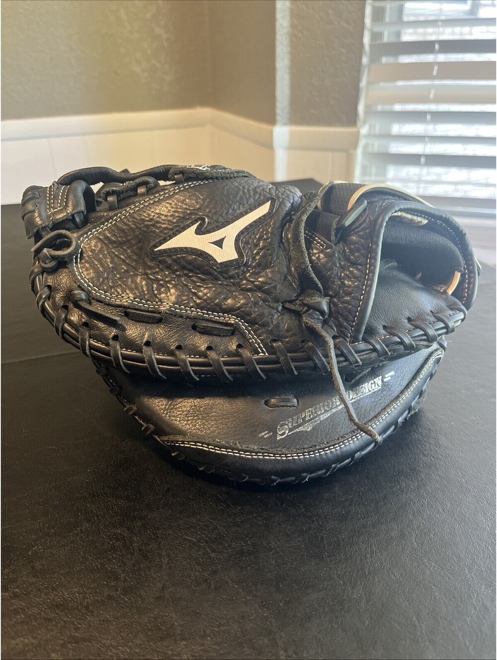 Mizuno GXS-102 Fully Broken In 32.5” Softball Catchers Mitt Left Throw